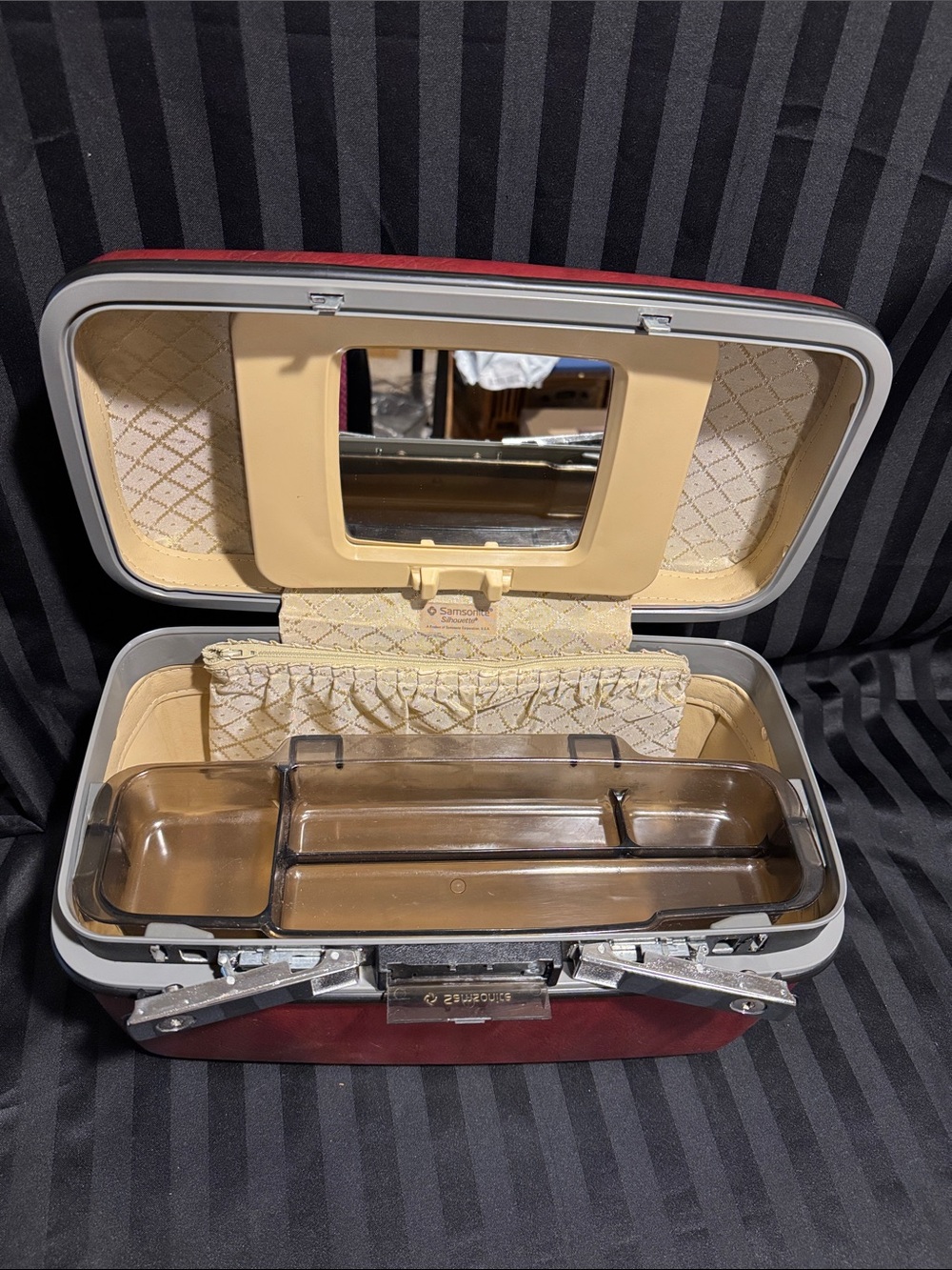 Samsonite Hard-Shell Cosmetic Train Case with Chrome Accents - Picture 14 of 16